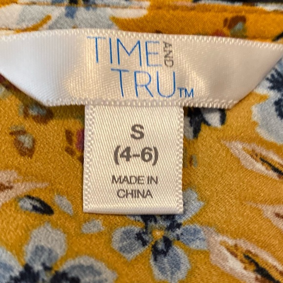 Tim and Tru woman’s short sleeves, yellow floral blouse, size S (4-6) - Picture 4 of 7